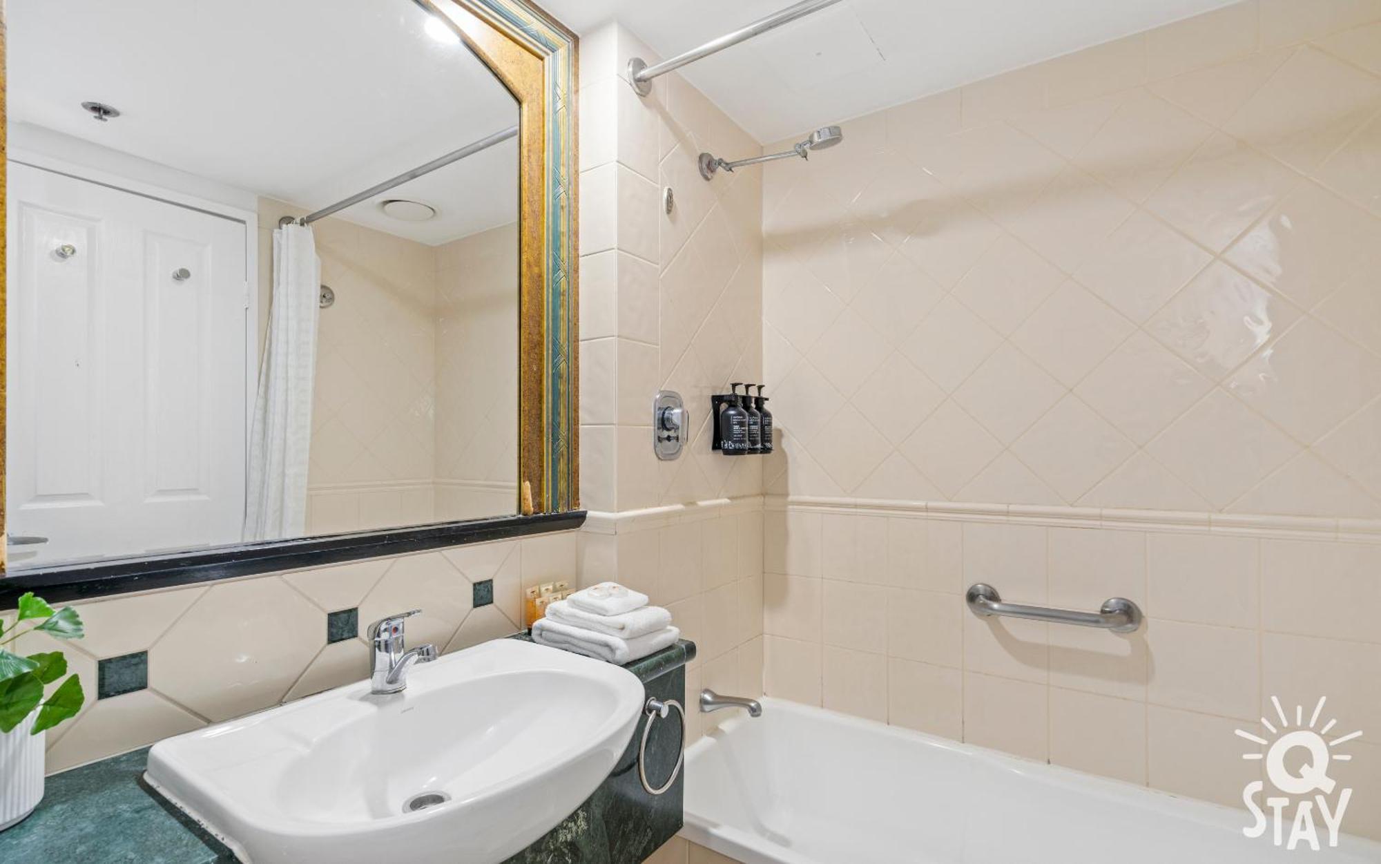 Legends Apartments - Qstay โกลด์โคสต์ ภายนอก รูปภาพ