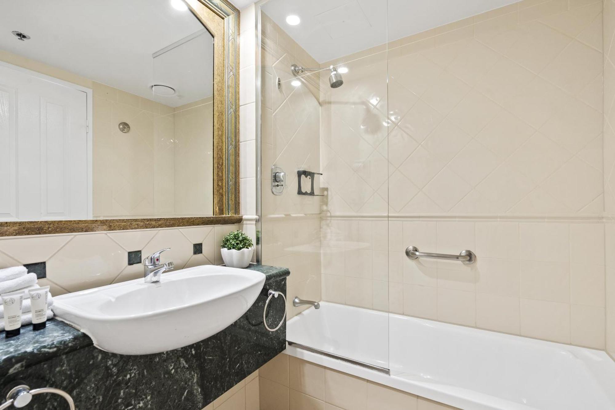 Legends Apartments - Qstay โกลด์โคสต์ ภายนอก รูปภาพ